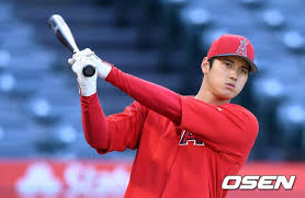 Vip 관중석에서 지역 라이벌인 다저스 유니폼을 입고있는 백인여자들을 발견하고 다저스 유니폼이네 꼽주는 오타니. íŽŒ ê²½ê¸°ë³´ê³  ì¸ì‚¬í•˜ê³  ì˜¤íƒ€ë‹ˆ êµë¥˜ê¶Œ 1800ë§Œì›ì— ë‚™ì°° Hobby Korea