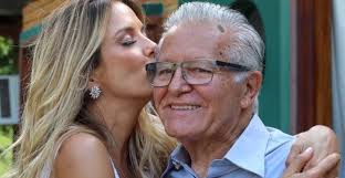 Ticiane Pinheiro se emociona ao ver o pai sendo vacinado contra a Covid-19:  ''Momento histórico!''