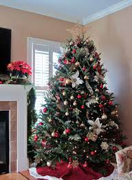 You will enjoy decorating for christmas with this elegant ivory and gold wreath it is brightly colored and will be a great focal point of the room. Red White And Gold Christmas Tree Decorations Novocom Top