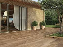 Feinsteinzeugplatten Sind Sehr Strapazierfahig Und Kann Daher Jeder Witterung Ausgesetzt Werden Zuerst Gepresst Un In 2020 Terrassenbelag Garten Fliesen Gartenplatten