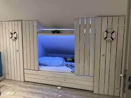 Sehr gut erhaltenes bett von ikea 140 x 200 da meine tochter fast nur bei mir geschlafen hat, wurde es eher nur als gästebett benutzt u ist daher in. Bett In Mats Zimmer Eingebaut In Eine Dachschragung Links Und Rechts Ein Schrank Unter Dem Bett Eine Schub Bett Schlafzimmer Ideen Dachgeschoss Schlafzimmer