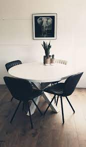 industriele ronde witte eettafel van eiken in combinatie met een stalen kruispoot witte eettafel ronde eettafel eettafel