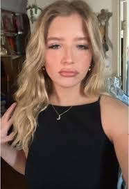 Samantha Barringer's Instagram, Twitter & Facebook