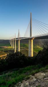 Portant l'autoroute a75, il assure la jonction entre le causse rouge et le causse du larzac en franchissant une brèche de 2 460 mètres de longueur et de 343 mètres de profondeur. Visiter Millau Parapente Et Randonnee Sur Le Plateau Du Larzac Viaduc De Millau Larzac Millau