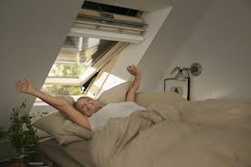 Durch die außen liegenden velux hitzeschutzprodukte bleibt der wohnraum daher angenehm kühl und luftig. Effektiver Hitzeschutz Im Dachgeschoss Velux Rollladen Markise Oder Elektrochrome Verglasung Heinrich Henke Gmbh Dachdecker Seit 1889