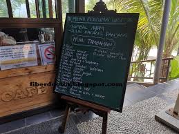 Sesampai di atas, kelihatan rumah bonda rozita yang memang sangat berseni pembinaannya. Nur Ida Urutan Di Rumah Hutan Terapi Alam Bonda Rozita Ibrahim Di Batang Kali