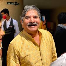 Bhuvan a partagé une série de photos avec ses parents et. Gqkoumsau9pksm