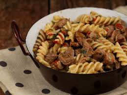 1 kg pipote si inimi de pui, 4 cepe, un ardei gras rosu, un ardei gras verde, 250 ml suc de rosii, o frunza de dafin, boia, sare, piper, patrunjel, 50 ml ulei. Tocanita De Pipote Si Inimi Cu Paste