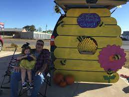 Trunk Or Treat Bee Hive For My Little Bee Hive Truck Or Treat Trunk Or Treat Halloween Costumes Diy Couples
