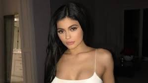 Kylie Blatantly Hides Baby Bump In Biggest Pregnancy Hint To Date Shemazing