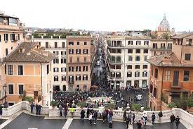 Entrare in un negozio via condotti è per ogni donna il coronamento di un sogno, il pret a porter tutto made in italy, offre alla propria clientela un rinnovo settimanale della collezione dalla taglia 40 alla 52. Via Condotti Roma Aggiornato 2021 Tutto Quello Che C E Da Sapere Tripadvisor
