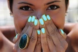 Con toques naranjas o dorados. Color De Unas Para Piel Morena Clara Decorados