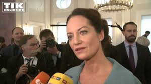 Offiziell waren bundesjustizminister heiko maas und schauspielerin natalia wörner nur gut befreundet. Natalia Worner Beim Bundesprasidenten Verdienstorden Fur Die Schauspielerin Youtube