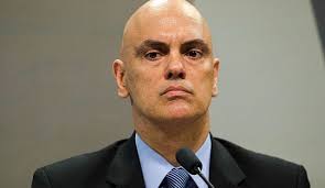 Alexandre de Moraes discute com advogado...