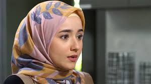 Drama bersiri berjudul 30 pesanan suara yang menampilkan gandingan shukri yahya, hannah delisha dan shahrul ridzwan yang bersiaran sebanyak 30 episod sejak 6 mei 2019 lalu setiap jam 7 petang di tv3. 8 Gambar Cun Hannah Delisha Bertudung Pelakon 30 Pesanan Suara