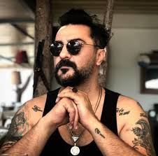 Celil nalçakan'ın fanları celil nalçakan kimdir, kaç yaşında, aslen nereli, eşi kim, sevgilisi kim, dizileri hangileri gibi soruların yanıtlarını merak ediyor. Biyografiler Kim Kimdir Panosundaki Pin