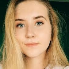 Nicole Pelc's Instagram, Twitter & Facebook