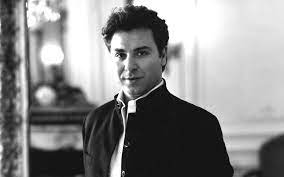 Roberto alagna is devoting an entire album to the great and beautiful french chanson. Roberto Alagna Warner Classics