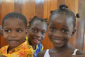Apokalyptische szenen spielen sich sieben der 18 provinzen angolas sind bereits betroffen, und viele menschen fliehen in heller panik. Afrika Junior Angola