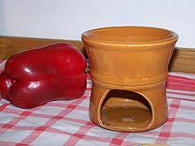 Peperoni in bagna cauda preparare la bagna cauda rosolando in una padella l'aglio schiacciato e le acciughe dissalate in abbondante olio.scottare i peperoni interi sulla fiamma e porli per qualche minuto in un sacchetto di carta, per poi spellarli più facilmente. Bagna Cauda Wikipedia