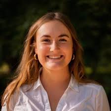 Afgestudeerd! 🎓🫀🧠 Zoals oma altijd zei: "Jij moet verpleegkundige worden  Wende". Dus nu kan ik met trots mededelen dat ik mijn Bachelor of Nursing  aan de Hogeschool Leiden in de pocket heb.