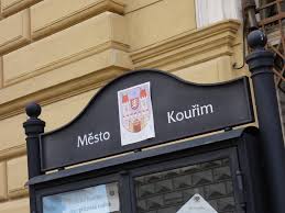 Ako informoval spravodajský server novinky.cz s odvolaním sa na svoje zdroje, žena vyskočila z okna budovy mestského úradu, kde podľa denníka blesk ležala celé hodiny, kým ju našli. 5ijv J2kfpdtgm