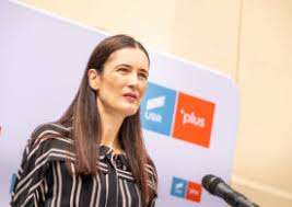 Sunt eu carcotas?!, este mesajul postat de avocatul mihai drăgan, cel care a publicat poze cu statuile din sediul primăriei conduse de clotilde armand.de ce nu statui de îngeri? Clotilde Armand Stiri Spotmedia Ro