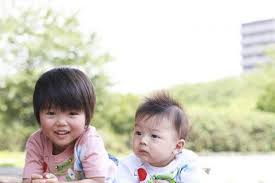 2人育児って大変 赤ちゃん 子供が同時に泣いたときのあやし方 子育て 育児 子供 ママ 赤ちゃん ninaru 2人育児 赤ちゃん 成長 育児 赤ちゃん