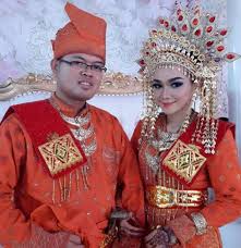 Sedangkan pengantin wanita mengenakan kebaya labuh. 6 Pakaian Adat Riau Macam Nama Penjelasan Keunikan