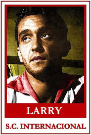 Nome completo: Larry Pinto de Faria Apelido: Larry, Cerebral Posição:  Centroavante Nascimento: 03/11/1932 (Nova Friburgo-RJ) Período que jogou  pelo Inter: de 1954 até 1962 Altura: 1,80 m Peso: ? quilos Curiosidades: É