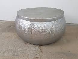 Aluminium designer tisch lyanez im orientalischen stil in hammerschlag optik. Couchtisch Wohnzimmertisch Loungetisch Tisch Hammerschlag Alu Silber Rund Design Couchtische Tische Mobel