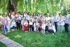 Sarbatoarea, propusa pe 21 ianuarie 2013 de catre comunitatea online „la blouse roumaine, a devenit rapid un eveniment global, sarbatorit pe 6 continente, in peste 50 de tari. Elena SÄƒrbÄƒtoreÈ™te Ziua Iei Home Facebook