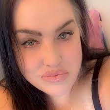 Erin Hallock's Instagram, Twitter & Facebook