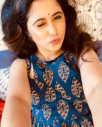 How's your Sunday going?😉 . . . Beautiful Outfit by @anmayeevastra 😘 . .  . #GayatriDatar #selfie #pout #wink #cute #Swag #ZeeMarathi #TulaPahateRe  #IshaNimkar #ZeeYuva #NimmaShimmaRakshas #LadiesZindabad #ChalaHawaYeuDya  #chyd #Celebrity ...