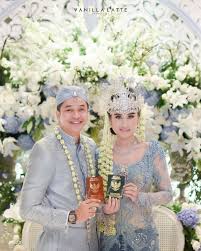 One of the precious celeb listed in instagram star list. Adly Fairuz Ogah Bahas Restu Ibunda Angbeen Rishi Intinya Kami Bahagia Kumparan Com