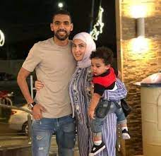 وأضاف أن النادي الأهلي ووزارة الشباب والرياضة هي المسؤولة عن علاج اللاعب مؤمن زكريا في تلك الفترة، موضحًا أنه لا يعرف تفاصيل الحالة ولكن مرض ضمور العضلات بشكل عام مرض نادر وليس. Ø¹Ù…Ø± ÙƒÙ…Ø§Ù„ Ø¹Ù† Ø²ÙˆØ¬Ø© Ù…Ø¤Ù…Ù† Ø²ÙƒØ±ÙŠØ§ Ø³Øª Ø¹Ø¸ÙŠÙ…Ø© Ù…ØªØ±Ø¨ÙŠØ© Ø¹ Ø§Ù„Ø§ØµÙˆÙ„ ÙˆØ§Ù„Ø¬Ø¯Ø¹Ù†Ø© Ø§Ù„ÙˆÙØ¯