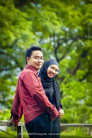 2.gaun pengantin muslimah syar'i, memainkan keindahan renda untuk mempercantik jilbab sang pengantin. Andri Titi Prewedding Surabaya