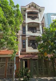 Kinh quốc sinh năm 1974, nay đã 47 tuổi, là một trong những nam diễn viên quen thuộc trên màn ảnh nhỏ. Theo Vá»£ 2 Ä'áº¡i Gia Vá» VÅ©ng Tau Diá»…n Vien Kinh Quá»'c Bá» Khong Nha 4 Táº§ng Gia 6 Tá»·