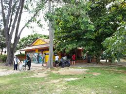 Deretan pokok di sepanjang pantai juga boleh anda jadikan sebagai tempat berteduh. Saujana Beach Pantai Saujana Port Dickson My Malaxi