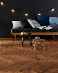 Ces Lames De Parquet Massif Nobles Et Authentiques Deviendront La Piece Maitresse De Votre Interieur En Lui O Parquet Massif Deco Maison Deco Maison Interieur