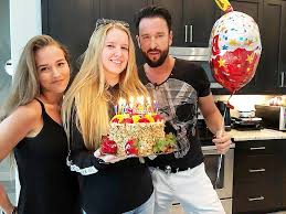 Eine öffentliche schlammschlacht der eigenen eltern ist für ein junges mädchen sicher kein zuckerschlecken. Kultur Showbiz Nach Feier Fur Tochter Adeline Der Wendler Will Jetzt Gemeinsame Kinder Mit Laura Pressfrom Deutschland