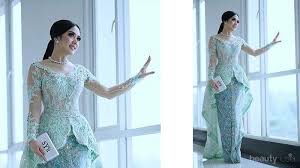 Riasannya pun sama, dengan paes solo putri yang cantik. Deretan Desainer Kebaya Tanah Air Yang Jadi Langganan Selebritas Mana Favoritmu