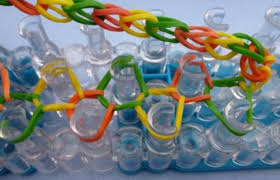 Die kleinen gummiringe gibt es uni gabel: Loom Bander Anleitung So Geht S Schnell Und Einfach