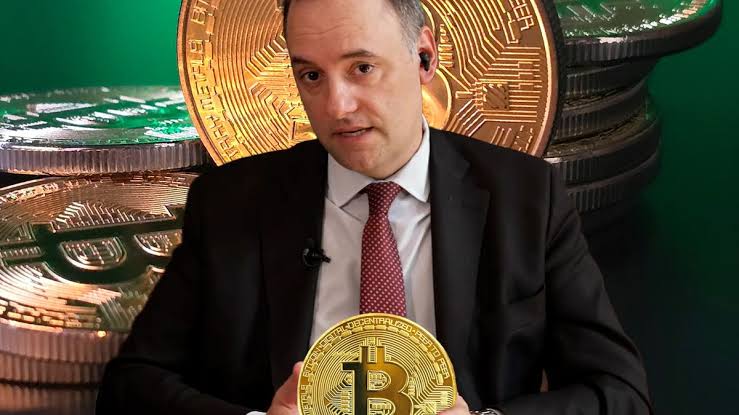 Qué decía Manuel Adorni sobre la posibilidad de invertir en Bitcoin antes  de ser funcionario