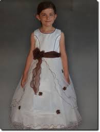 Vous pouvez choisir à votre gré parmi les robes de mariée 2021 pas cher et de qualité supérieure sur notre site mavogue.fr. Robe De Ceremonie Fille Mariage Cortege A Pas Chere Couleur Choco