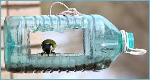 пластиковых бутылок поделки для сада своими руками из подручных материалов с описанием Kormushka Iz Plastikovoj Butylki Kormushka Dlya Ptic Domiki Dlya Ptic Idei