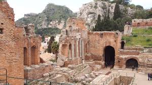 Il secondo teatro antico per dimensioni in sicilia dopo il teatro greco di siracusa (vedi teatri greci della sicilia). Il Teatro Antico Di Taormina 5 Cose Da Sapere Sul Teatro E Sulla Citta