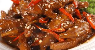 Tumis bawang putih dan bawang bombay hingga harum masukkan cabai merah, cabai hijau, aduk rata, tuangkan air, tambahkan saus tomat, saus sambal, kaldu ayam, lada bubuk, masak hingga mendidih. Resep Ceker Pedas Manis Tulang Lunak Holiday