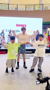 Mandi Lee Fashion Walk