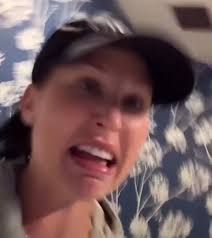 Girl what? Why is she saying a hot brush is "sOoOo innovative" when it's  literally been around for decades 😂😂 : r/jaclynhillsnark